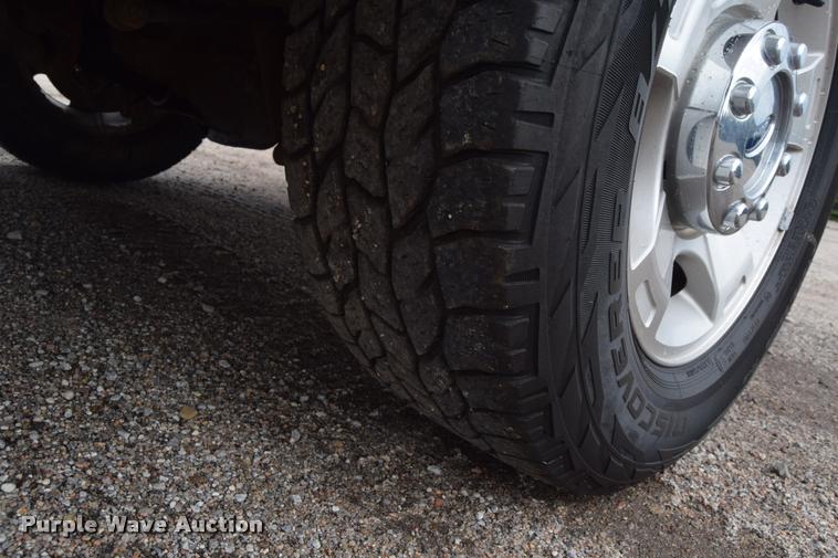 image for item L2586 2006 Ford F350 XLT Super Duty SuperCab utility truck