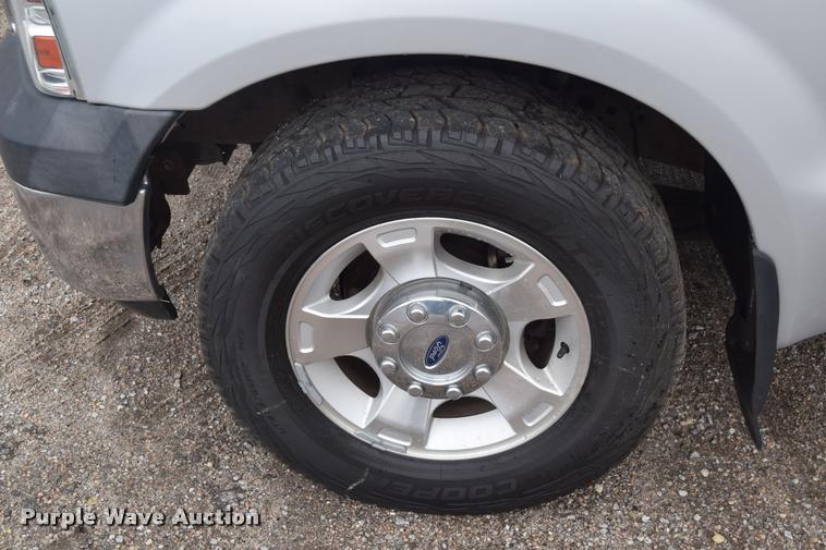 image for item L2586 2006 Ford F350 XLT Super Duty SuperCab utility truck