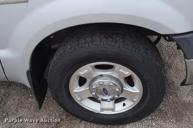image for item L2586 2006 Ford F350 XLT Super Duty SuperCab utility truck
