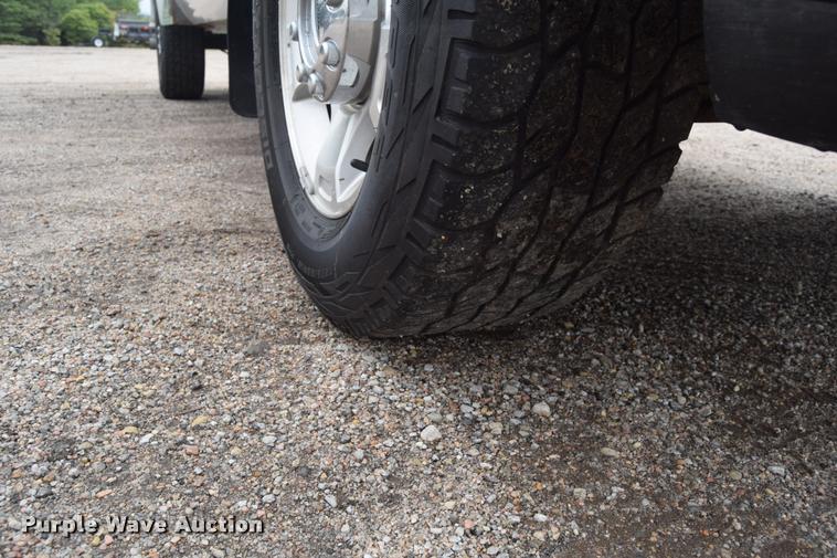 image for item L2586 2006 Ford F350 XLT Super Duty SuperCab utility truck