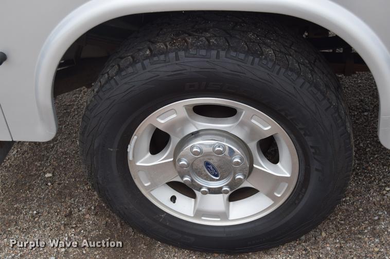 image for item L2586 2006 Ford F350 XLT Super Duty SuperCab utility truck