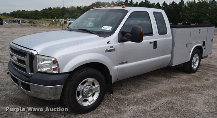 image for item L2587 2006 Ford F350 XLT Super Duty SuperCab utility truck