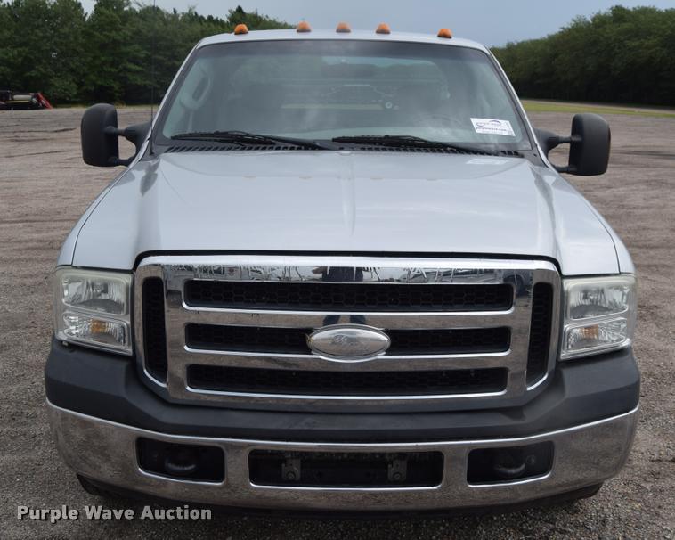 image for item L2587 2006 Ford F350 XLT Super Duty SuperCab utility truck