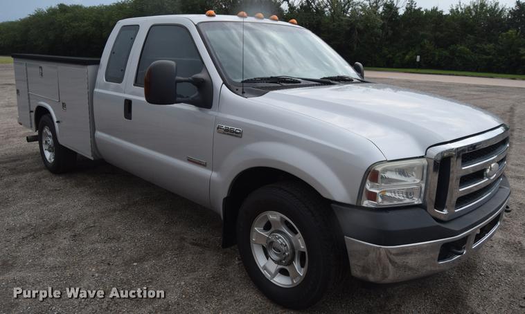 image for item L2587 2006 Ford F350 XLT Super Duty SuperCab utility truck