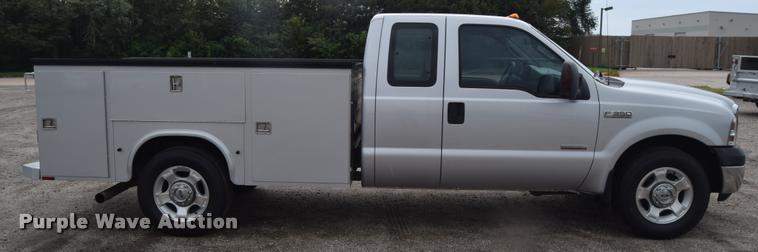 image for item L2587 2006 Ford F350 XLT Super Duty SuperCab utility truck