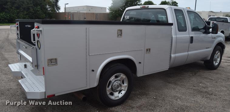 image for item L2587 2006 Ford F350 XLT Super Duty SuperCab utility truck