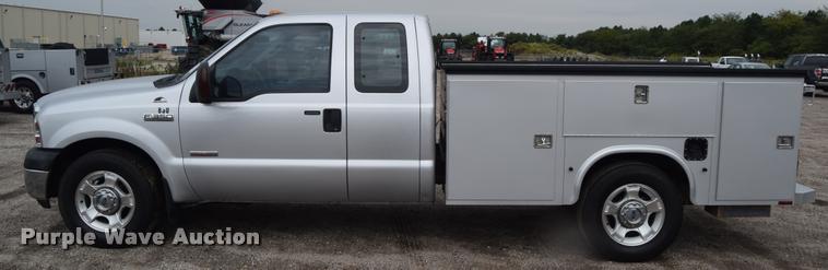 image for item L2587 2006 Ford F350 XLT Super Duty SuperCab utility truck