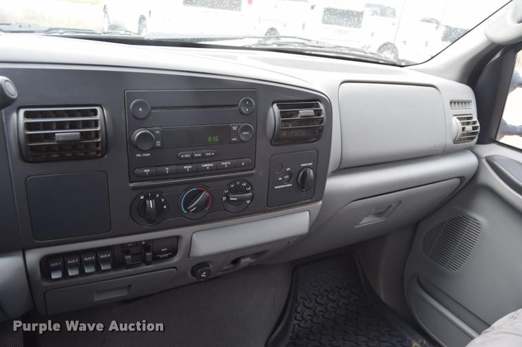 image for item L2587 2006 Ford F350 XLT Super Duty SuperCab utility truck