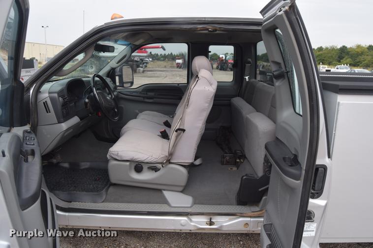 image for item L2587 2006 Ford F350 XLT Super Duty SuperCab utility truck
