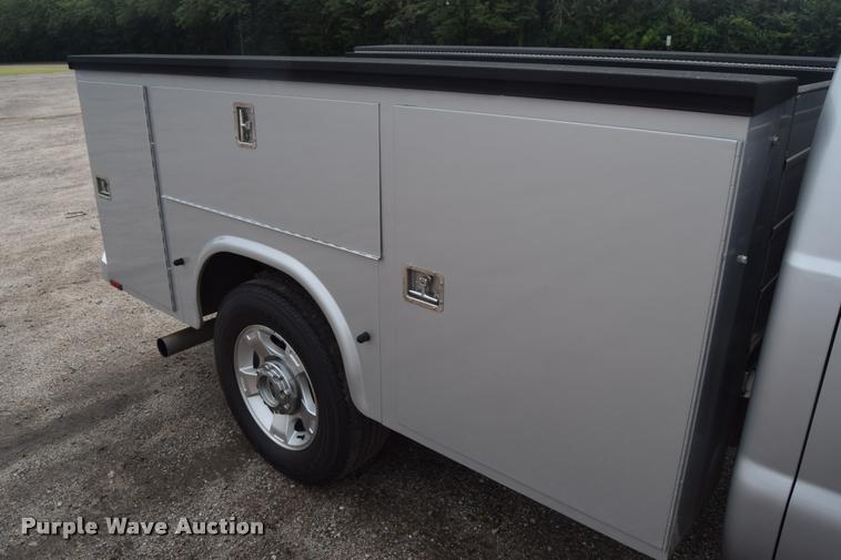 image for item L2587 2006 Ford F350 XLT Super Duty SuperCab utility truck