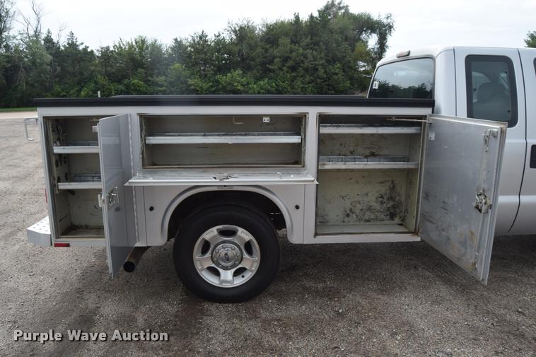 image for item L2587 2006 Ford F350 XLT Super Duty SuperCab utility truck