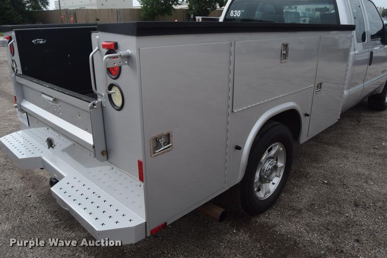 image for item L2587 2006 Ford F350 XLT Super Duty SuperCab utility truck