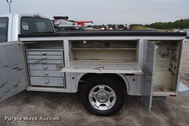 image for item L2587 2006 Ford F350 XLT Super Duty SuperCab utility truck