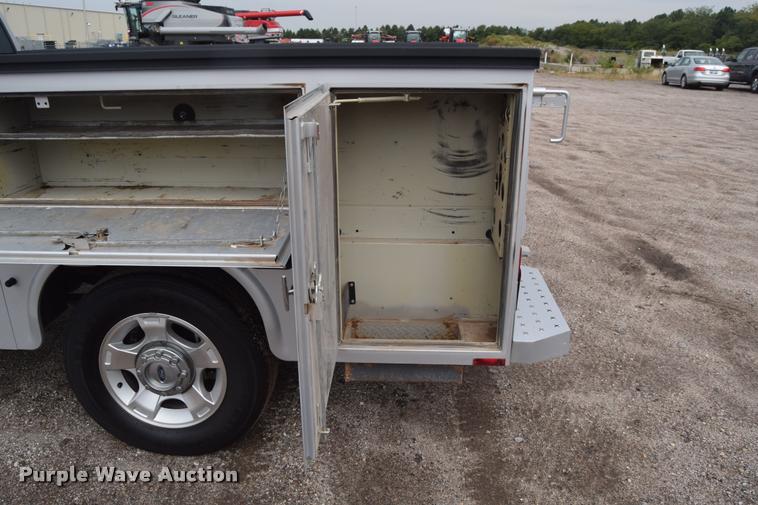 image for item L2587 2006 Ford F350 XLT Super Duty SuperCab utility truck