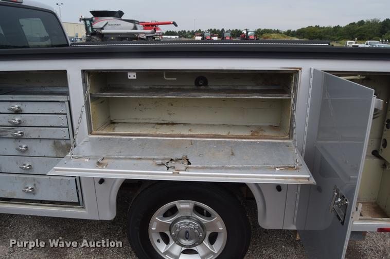 image for item L2587 2006 Ford F350 XLT Super Duty SuperCab utility truck