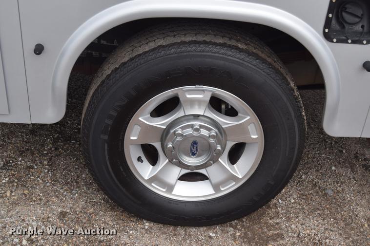 image for item L2587 2006 Ford F350 XLT Super Duty SuperCab utility truck