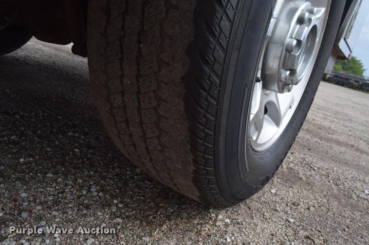 image for item L2587 2006 Ford F350 XLT Super Duty SuperCab utility truck