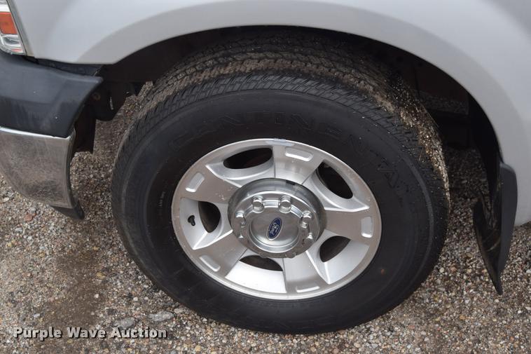 image for item L2587 2006 Ford F350 XLT Super Duty SuperCab utility truck