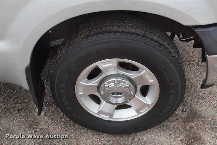 image for item L2587 2006 Ford F350 XLT Super Duty SuperCab utility truck