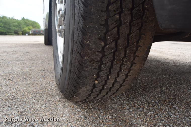 image for item L2587 2006 Ford F350 XLT Super Duty SuperCab utility truck