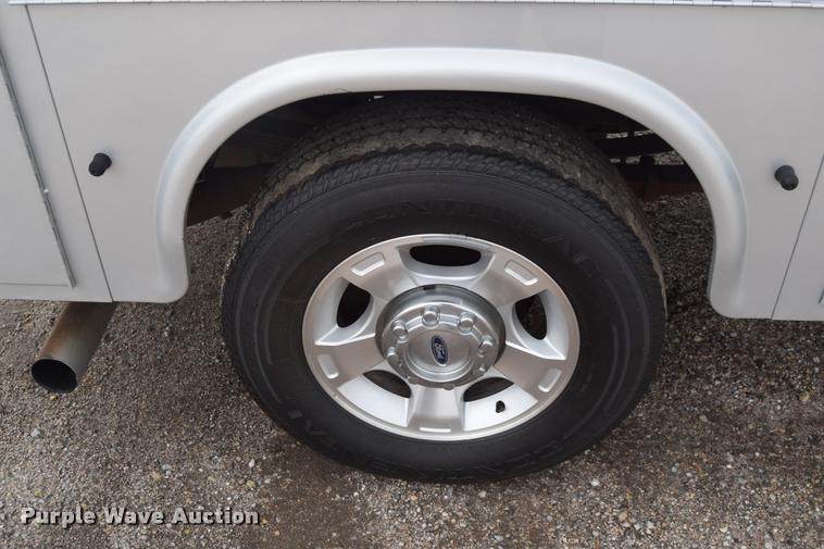 image for item L2587 2006 Ford F350 XLT Super Duty SuperCab utility truck