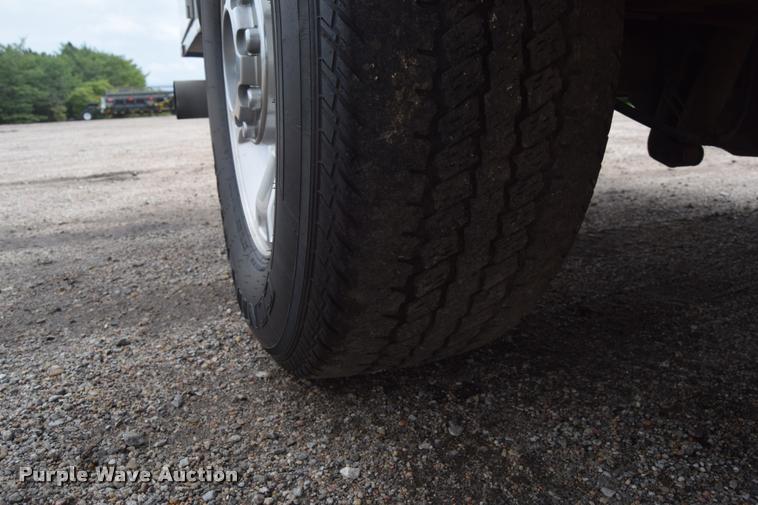 image for item L2587 2006 Ford F350 XLT Super Duty SuperCab utility truck