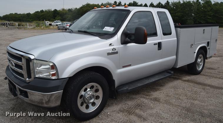 image for item L2588 2006 Ford F350 XLT Super Duty SuperCab utility truck