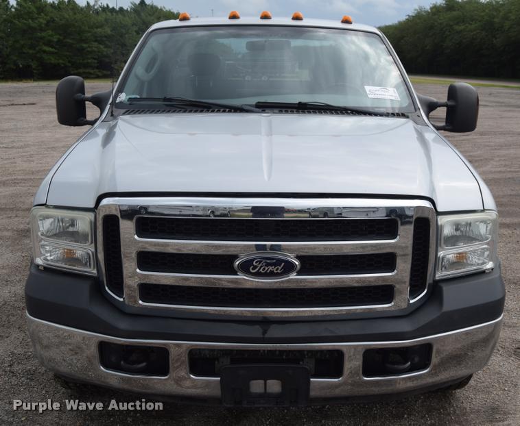 image for item L2588 2006 Ford F350 XLT Super Duty SuperCab utility truck