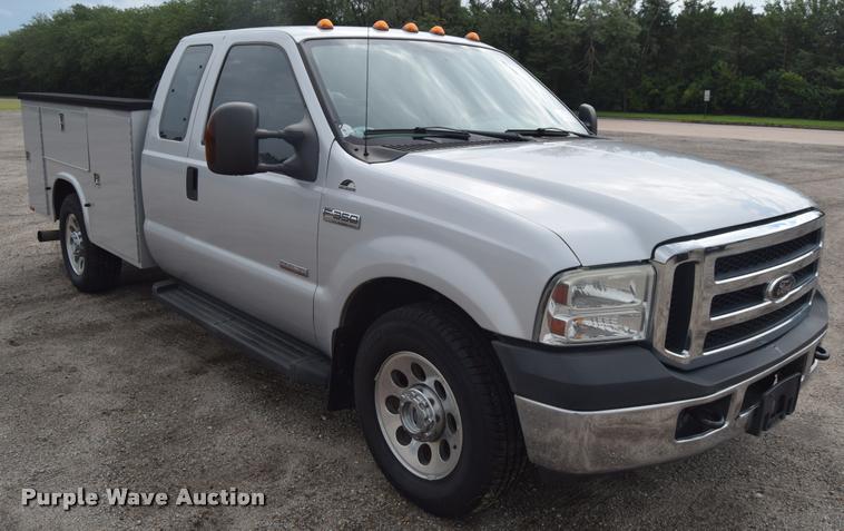 image for item L2588 2006 Ford F350 XLT Super Duty SuperCab utility truck