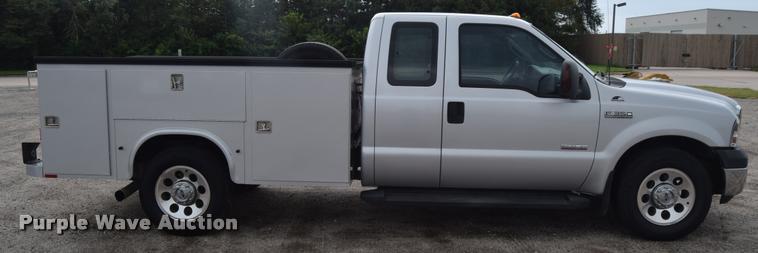 image for item L2588 2006 Ford F350 XLT Super Duty SuperCab utility truck