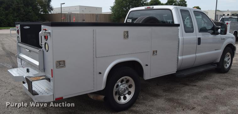 image for item L2588 2006 Ford F350 XLT Super Duty SuperCab utility truck
