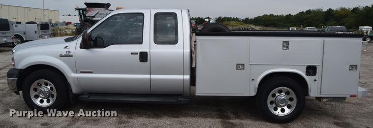 image for item L2588 2006 Ford F350 XLT Super Duty SuperCab utility truck