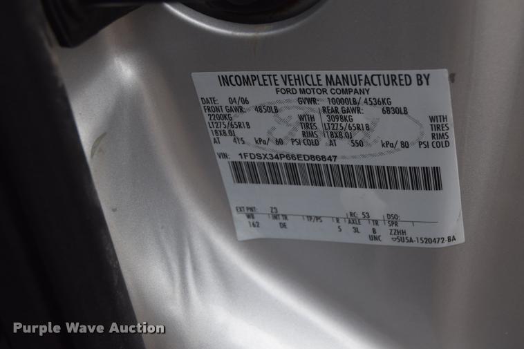 image for item L2588 2006 Ford F350 XLT Super Duty SuperCab utility truck