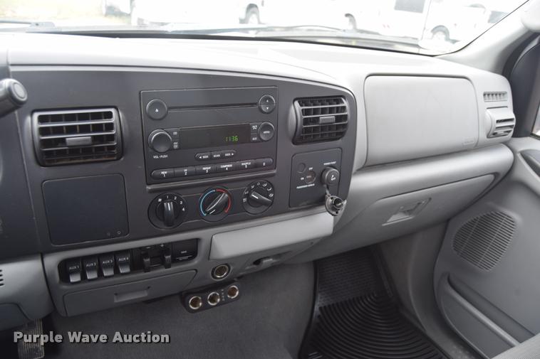 image for item L2588 2006 Ford F350 XLT Super Duty SuperCab utility truck