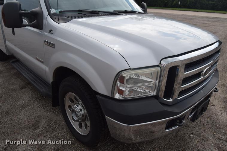 image for item L2588 2006 Ford F350 XLT Super Duty SuperCab utility truck