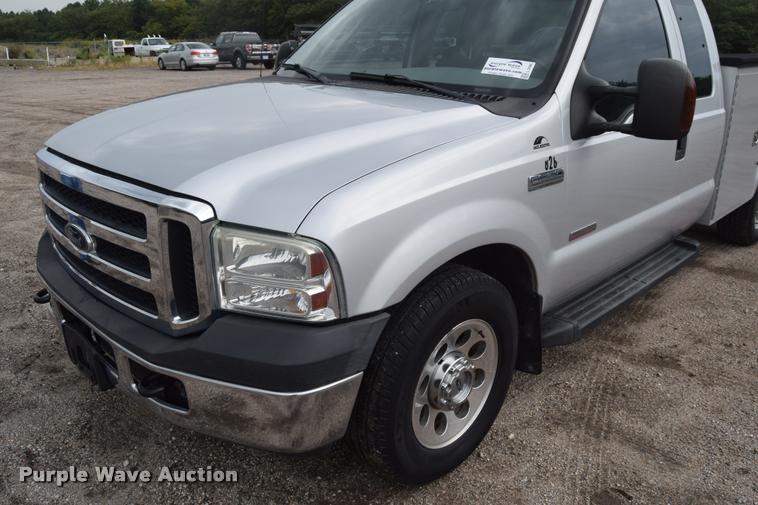 image for item L2588 2006 Ford F350 XLT Super Duty SuperCab utility truck