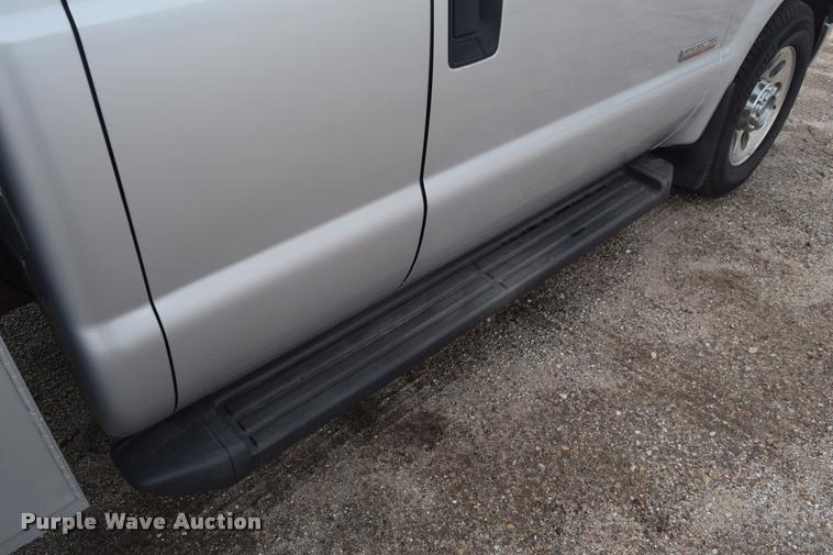 image for item L2588 2006 Ford F350 XLT Super Duty SuperCab utility truck