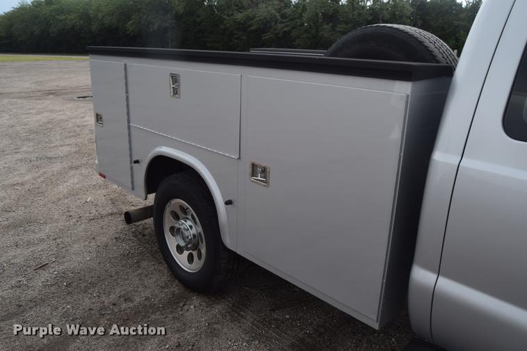 image for item L2588 2006 Ford F350 XLT Super Duty SuperCab utility truck