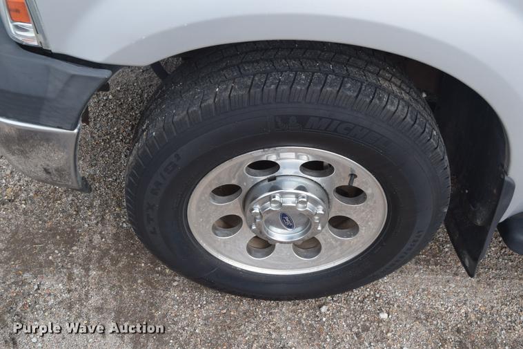 image for item L2588 2006 Ford F350 XLT Super Duty SuperCab utility truck