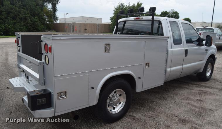 image for item L2589 2004 Ford F350 XLT Super Duty SuperCab utility truck