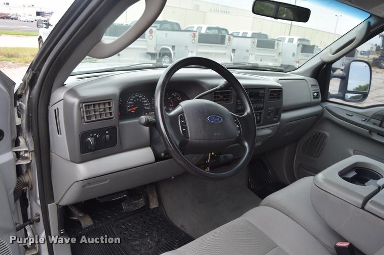image for item L2589 2004 Ford F350 XLT Super Duty SuperCab utility truck