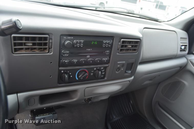 image for item L2589 2004 Ford F350 XLT Super Duty SuperCab utility truck