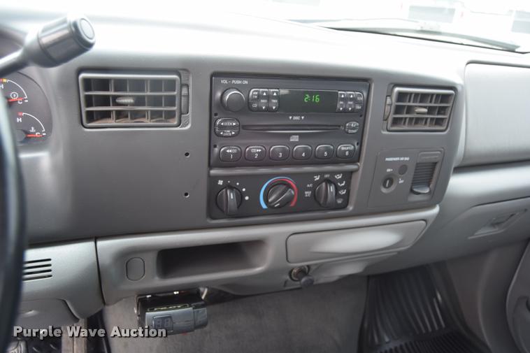 image for item L2589 2004 Ford F350 XLT Super Duty SuperCab utility truck