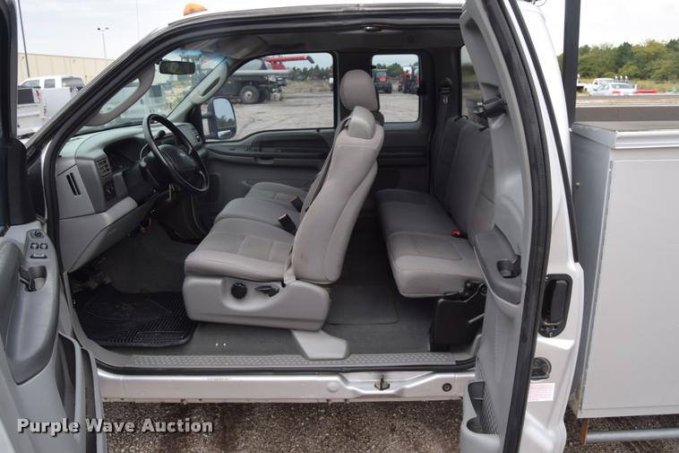 image for item L2589 2004 Ford F350 XLT Super Duty SuperCab utility truck