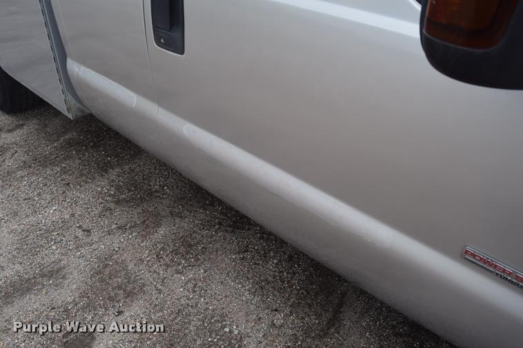 image for item L2589 2004 Ford F350 XLT Super Duty SuperCab utility truck