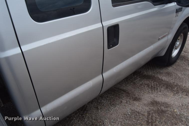 image for item L2589 2004 Ford F350 XLT Super Duty SuperCab utility truck