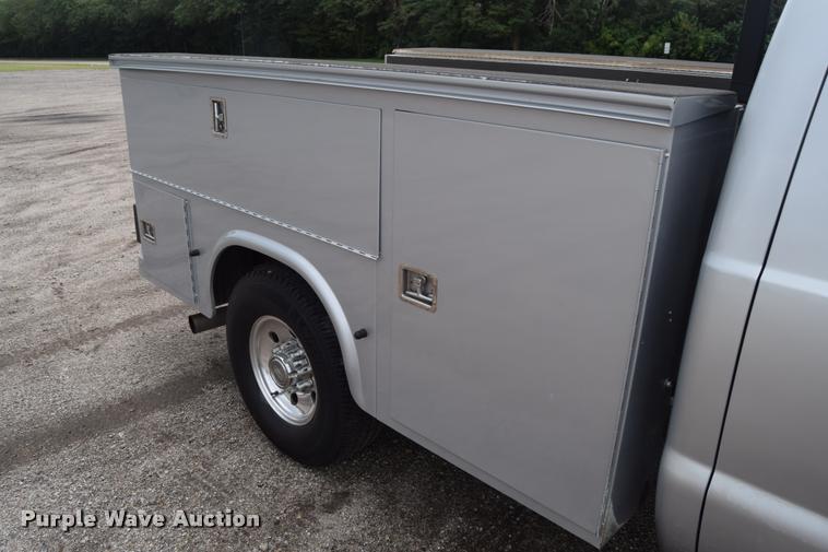 image for item L2589 2004 Ford F350 XLT Super Duty SuperCab utility truck