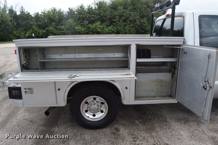 image for item L2589 2004 Ford F350 XLT Super Duty SuperCab utility truck