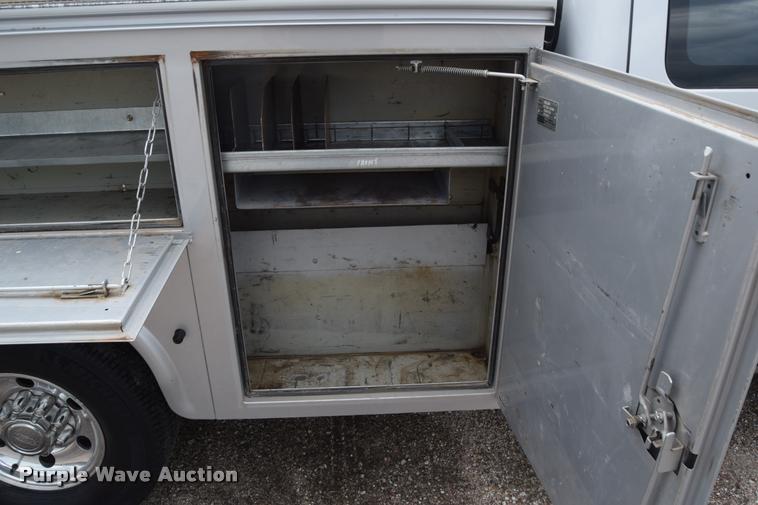 image for item L2589 2004 Ford F350 XLT Super Duty SuperCab utility truck