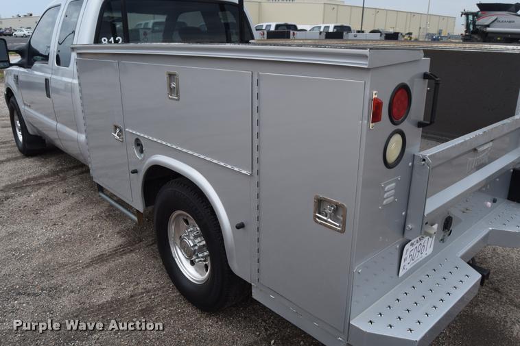 image for item L2589 2004 Ford F350 XLT Super Duty SuperCab utility truck